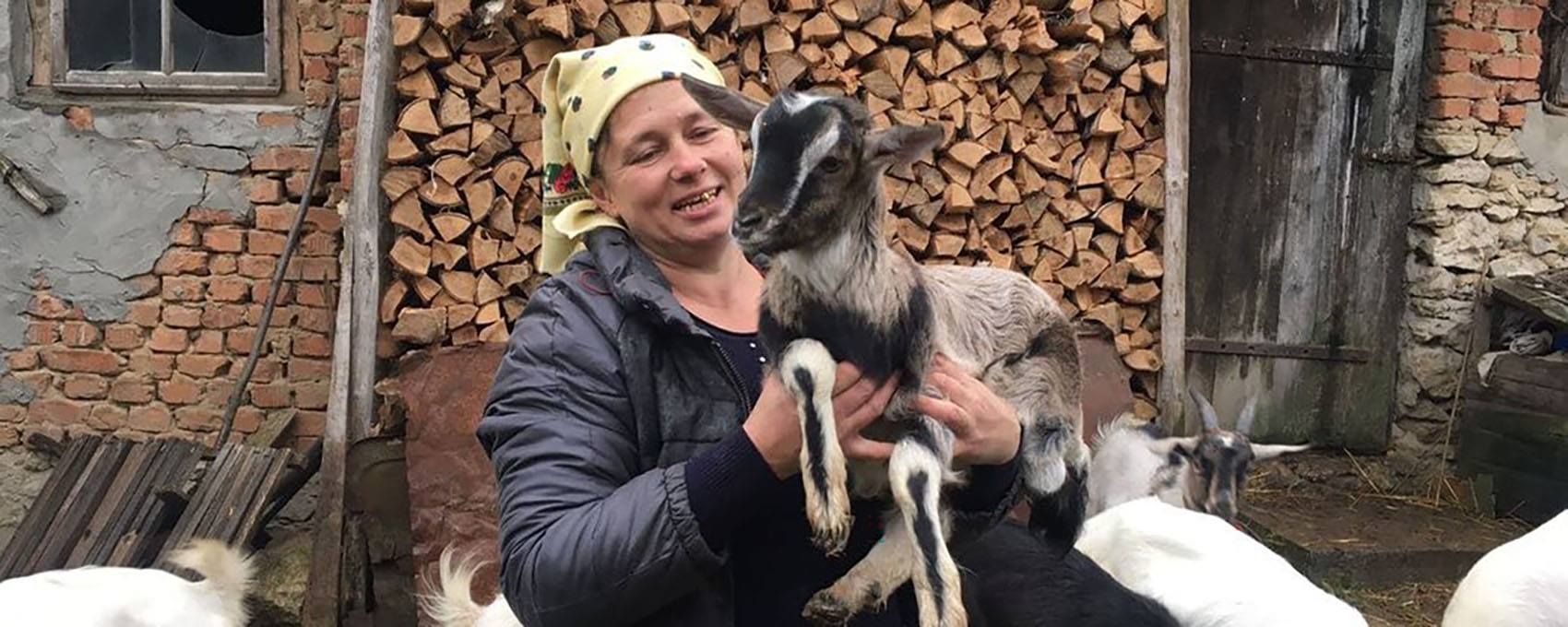На Тернопольщине женщина снимает влоги о сельской жизни