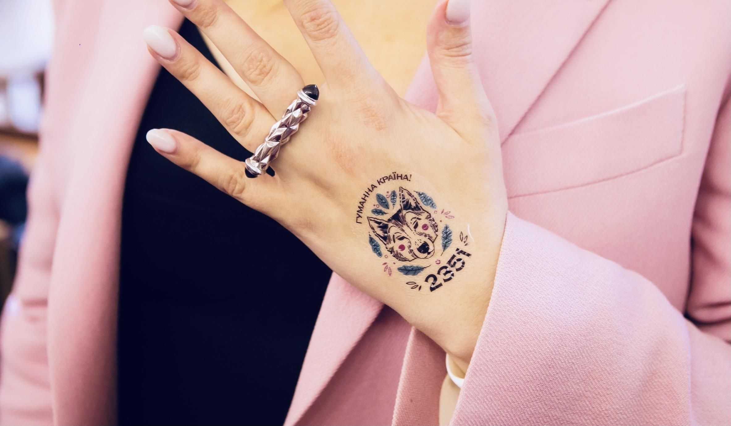 У Верховній Раді відкрили тату-салон, щоб нагадати про тварин У Верховній Раді відкрили тату-салон, щоб нагадати про тварин