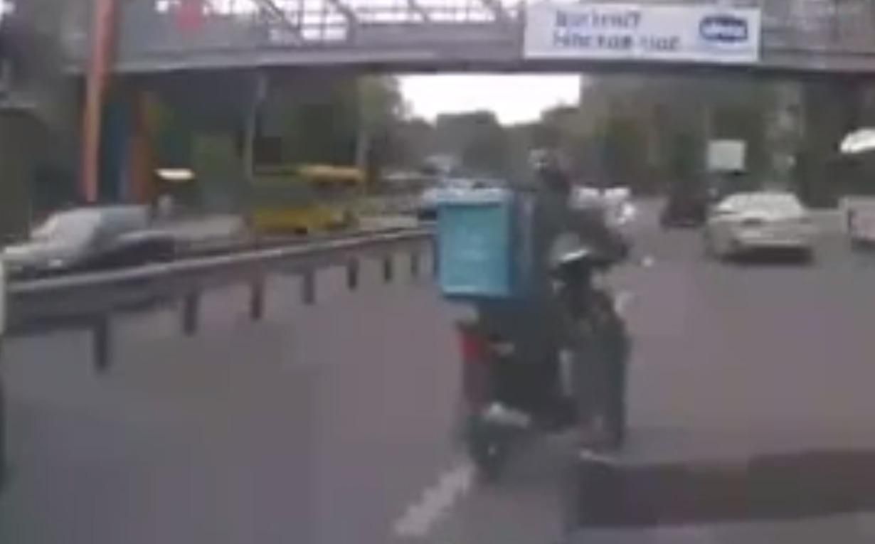 Стутерист спас котенка, который бегал между колесами авто на трассе: трогательное видео - Новости Киев - Pets Стутерист спас котенка, который бегал между колесами авто на трассе: трогательное видео - Новости Киев - Pets