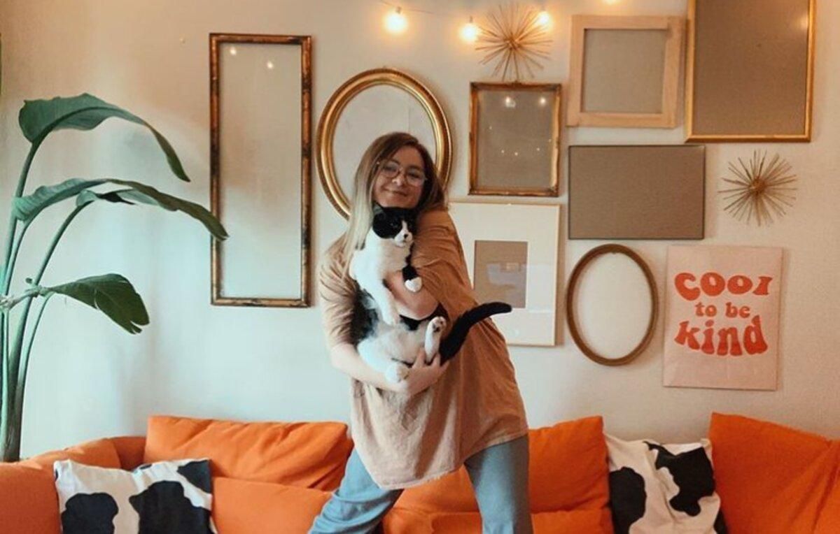 Кішка приносить власниці усе, що погано лежить: як жінка веселить тікток своїми відео - Pets Кішка приносить власниці усе, що погано лежить: як жінка веселить тікток своїми відео - Pets
