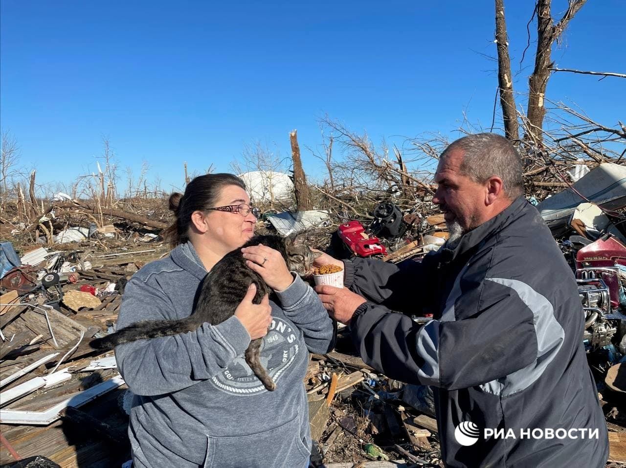 Выжил после торнадо: трогательные фото кота и его владельцев на развалинах дома в США - Pets