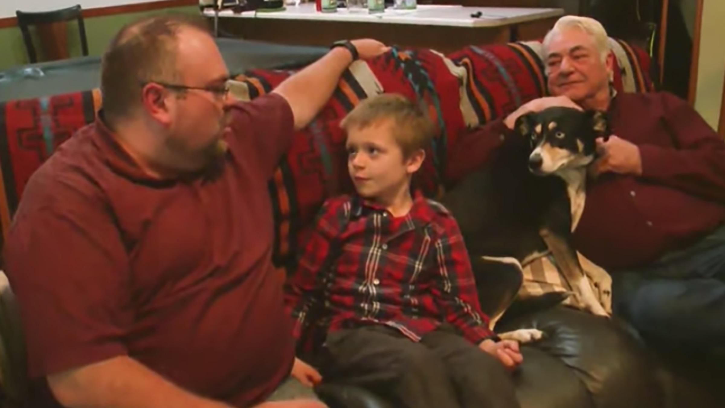 Стрибав на ліжко та намагався розбудити господарів: яку небезпеку відчув собака - Pets Стрибав на ліжко та намагався розбудити господарів: яку небезпеку відчув собака - Pets