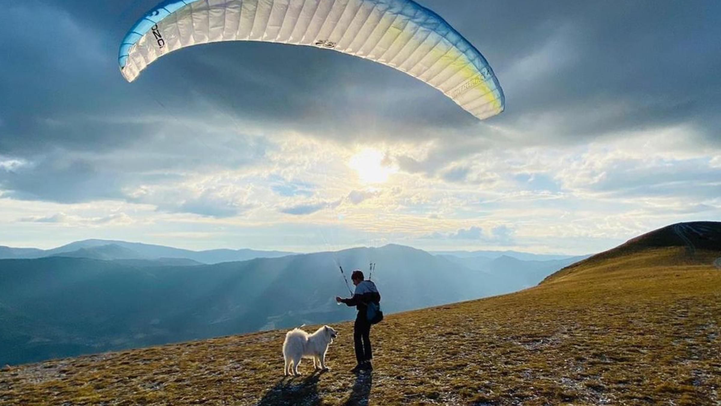 Собака любит летать на параплане вместе с хозяином: впечатляющие фото и видео - Pets Собака любит летать на параплане вместе с хозяином: впечатляющие фото и видео - Pets