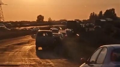 Чтобы не отправили на войну: в Донецке жены мобилизованных перекрыли дорогу колонне машин