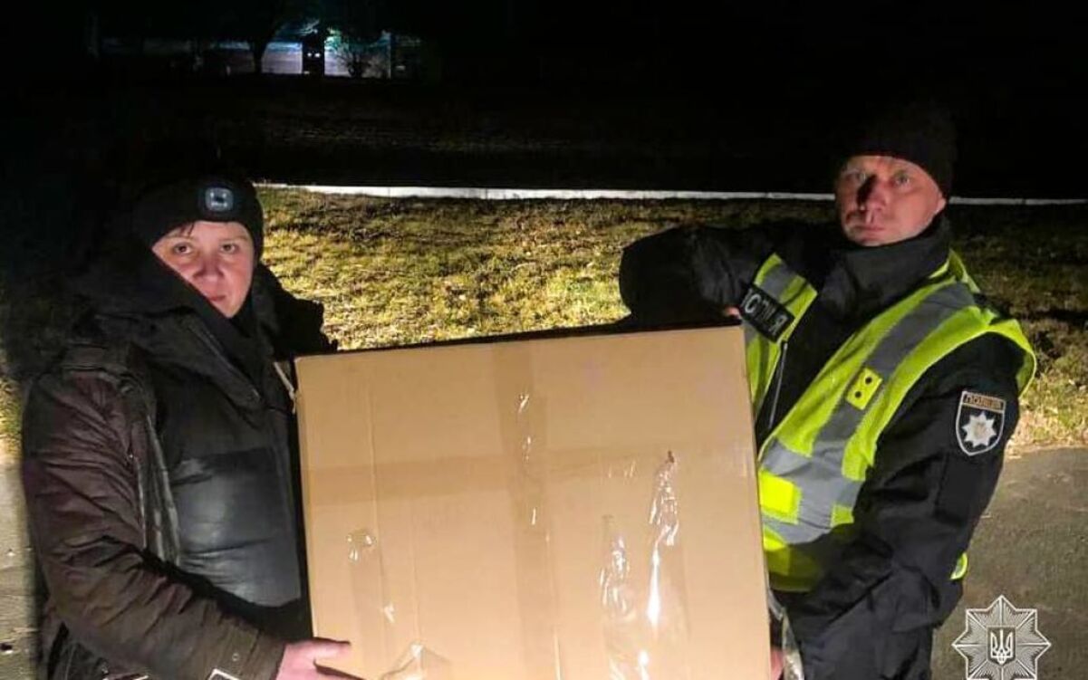 Поліцейські Київщини допомогли врятувати поранену зайчиху Поліцейські Київщини допомогли врятувати поранену зайчиху