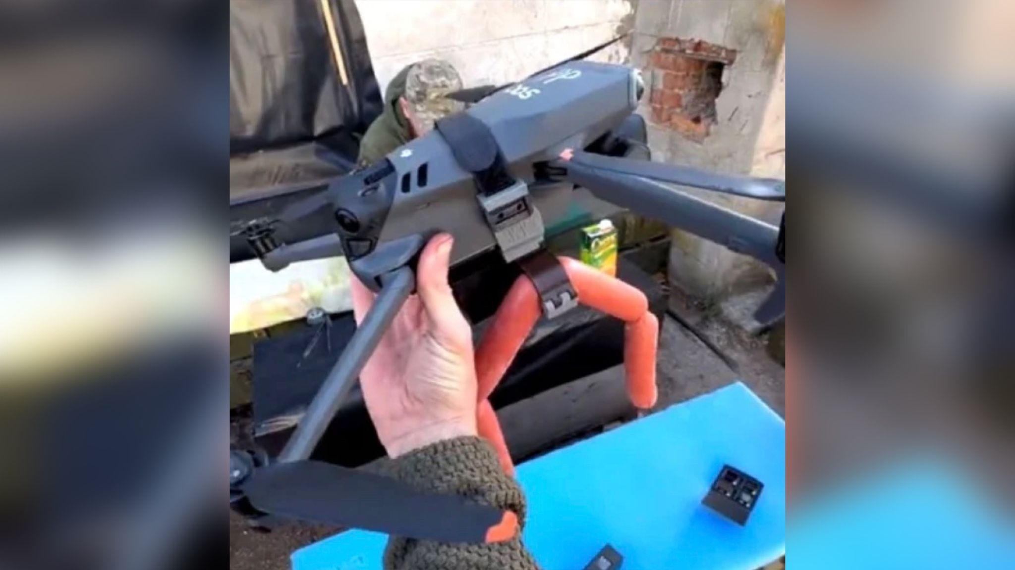 Бойцы ВСУ приспособили дрон для сброса сосисок голодной собаке Бойцы ВСУ приспособили дрон для сброса сосисок голодной собаке