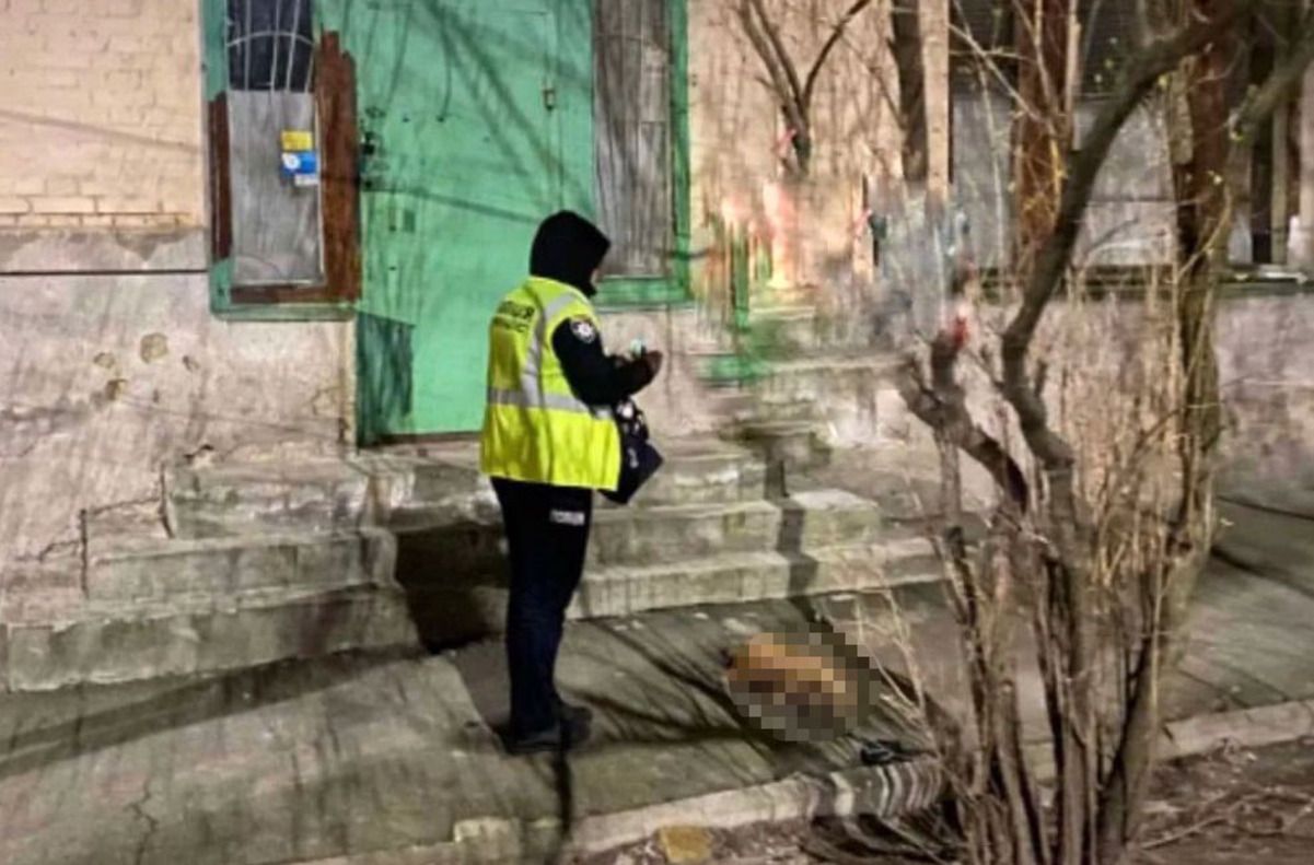 В Киеве мужчина выбросил собаку из окна В Киеве мужчина выбросил собаку из окна