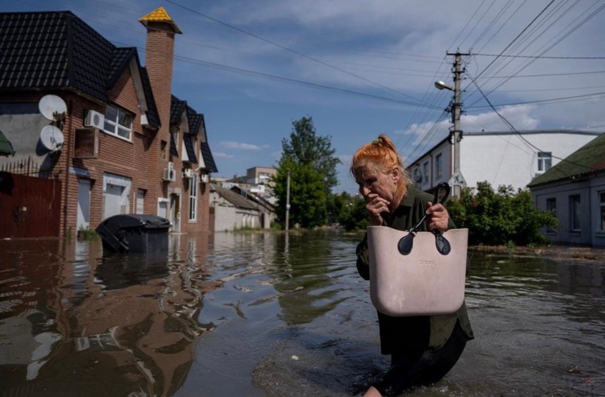 Жительница Херсона ищет свою собаку в затопленном доме Жительница Херсона ищет свою собаку в затопленном доме