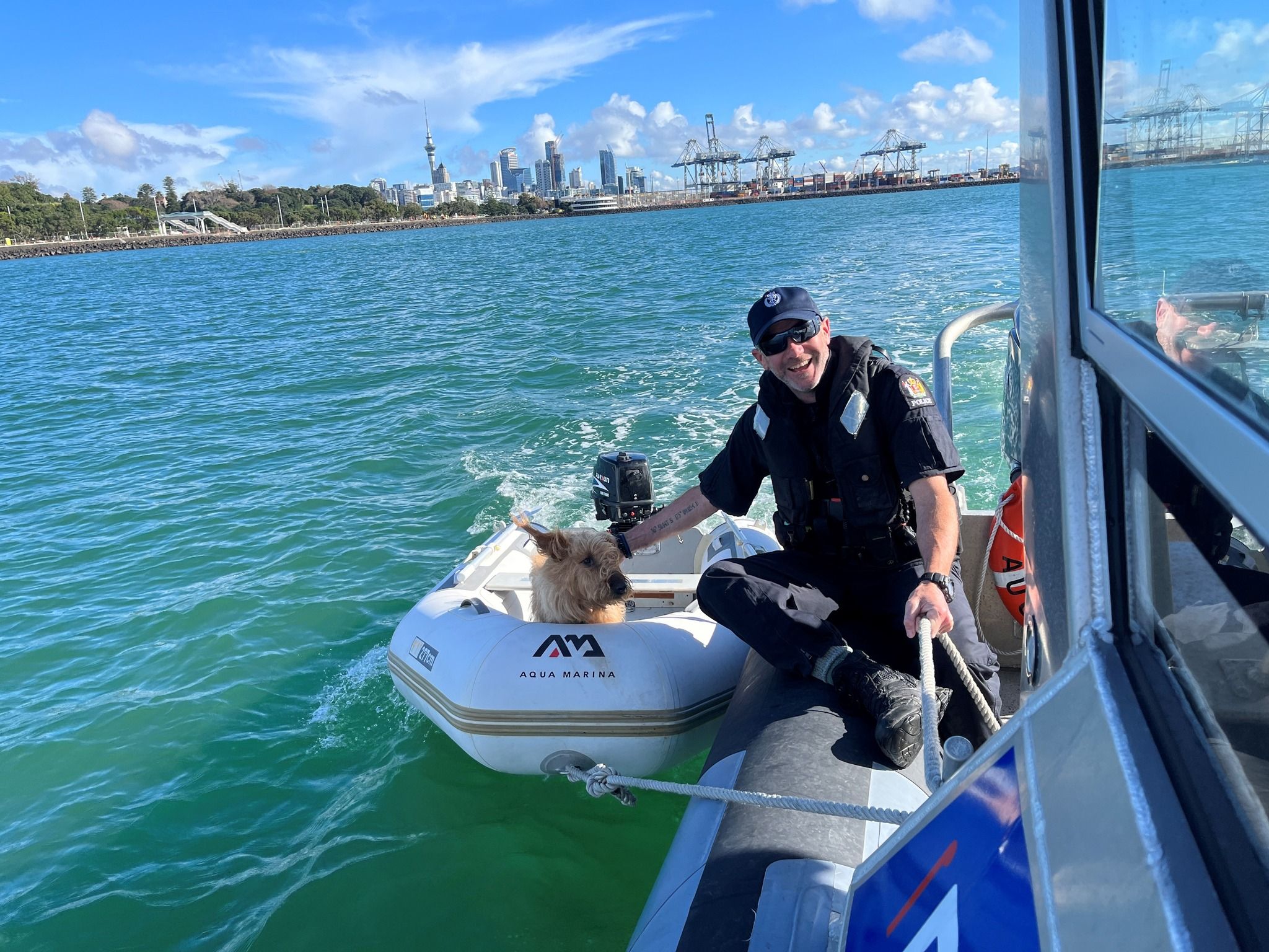 Полиция спасла собаку, которую нашли на маленькой лодке, дрейфующей в море