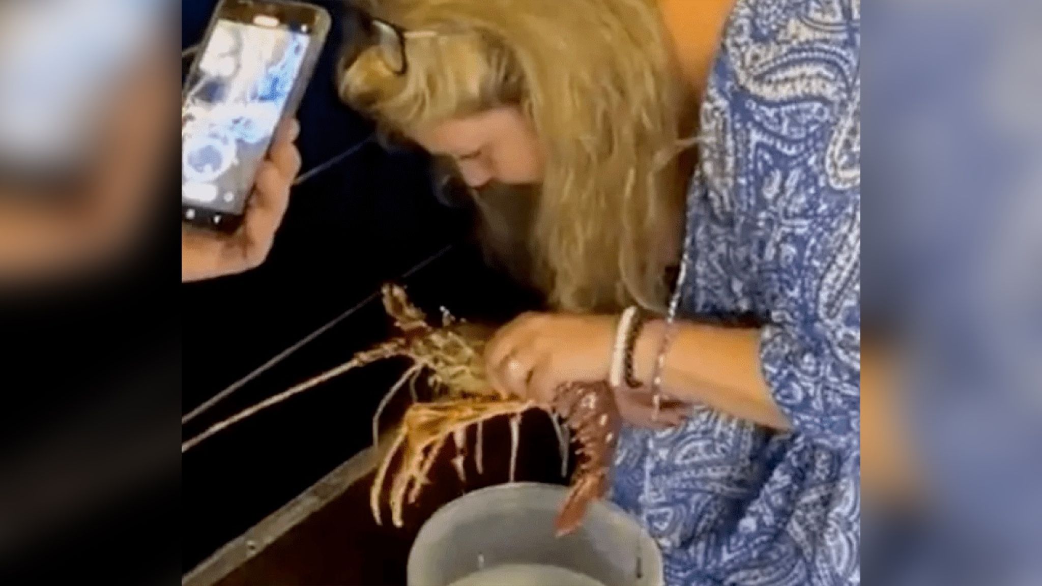 Жінка замовила лобстера за 200 доларів, щоб відпустити Жінка замовила лобстера за 200 доларів, щоб відпустити