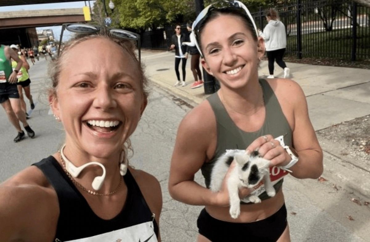 Сара Бохан, яка врятувала кошеня, зі своєю подругою Джією Нігро Сара Бохан, яка врятувала кошеня, зі своєю подругою Джією Нігро