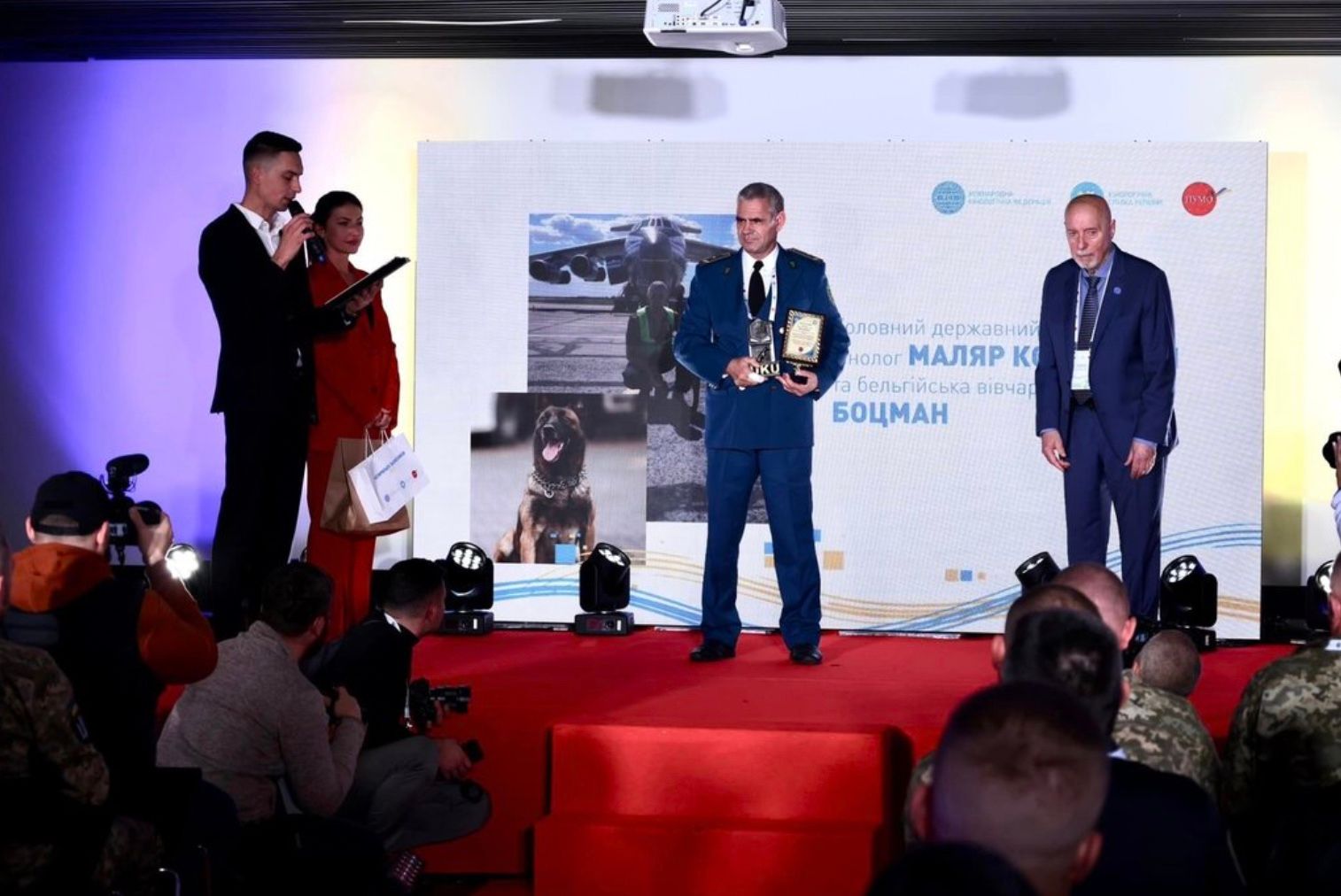 Кінолог Костянтин Маляр з нагородою Кінолог Костянтин Маляр з нагородою