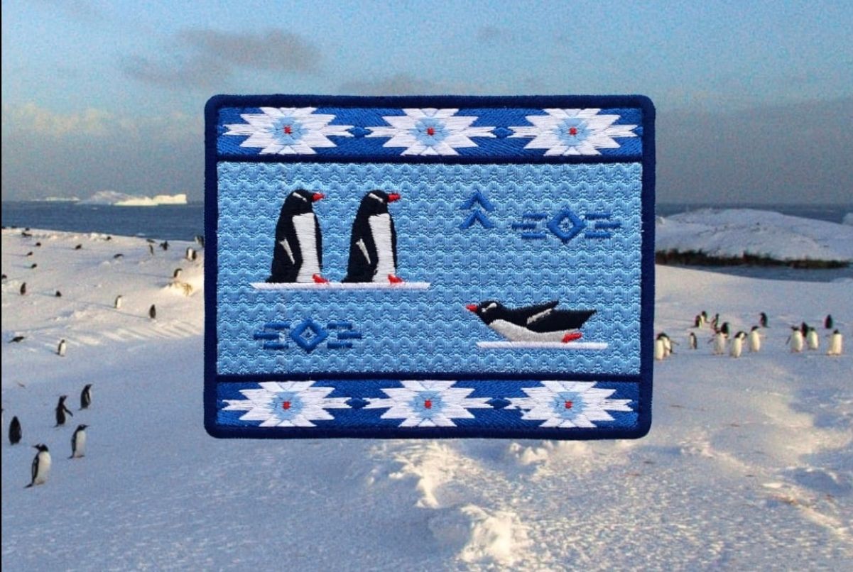 Украинские полярники выпустили благотворительный шеврон с боевыми пингвинами