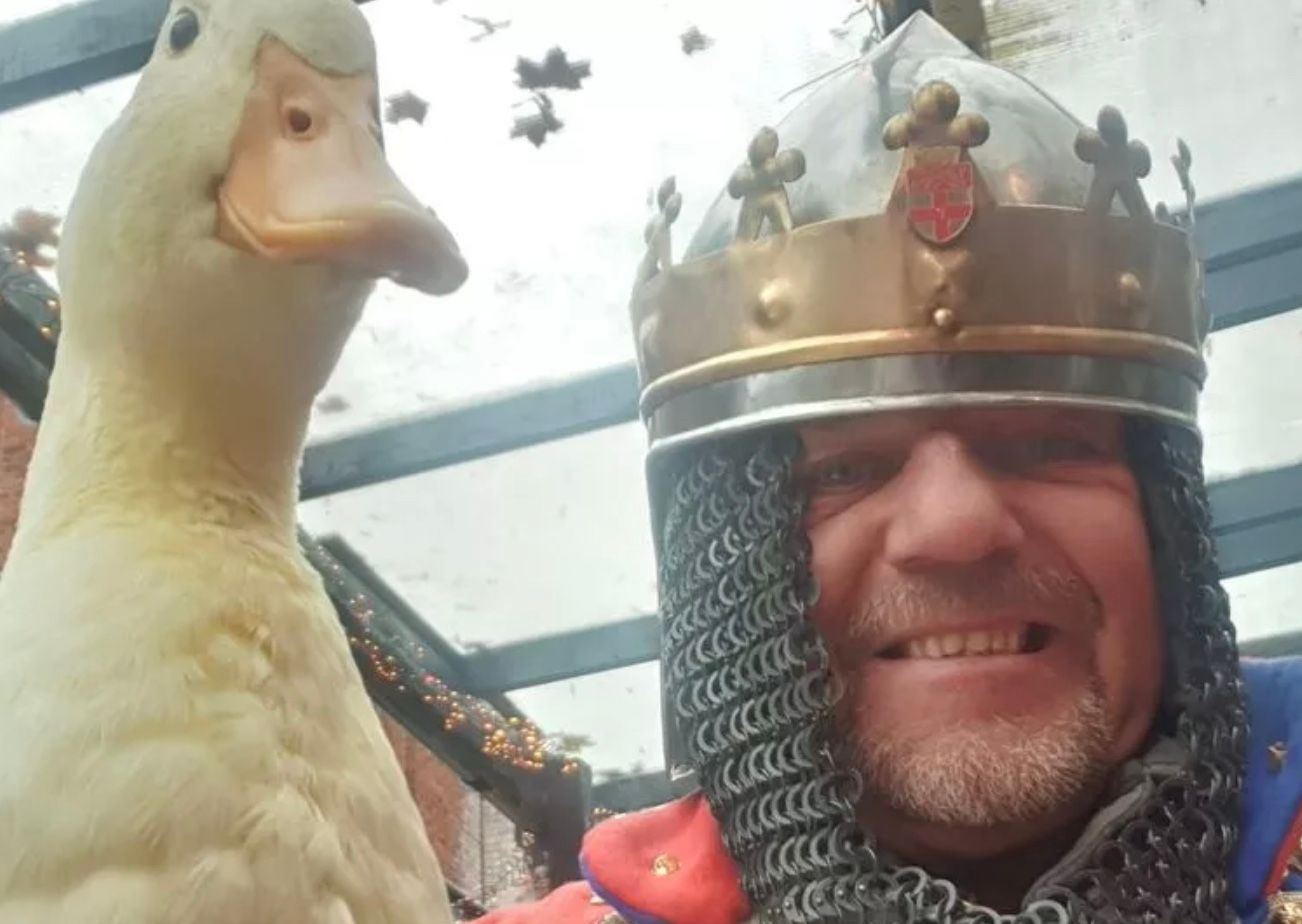 Чоловік захоплюється реконструкцією середньовічних битв і качки разом з ним Чоловік захоплюється реконструкцією середньовічних битв і качки разом з ним