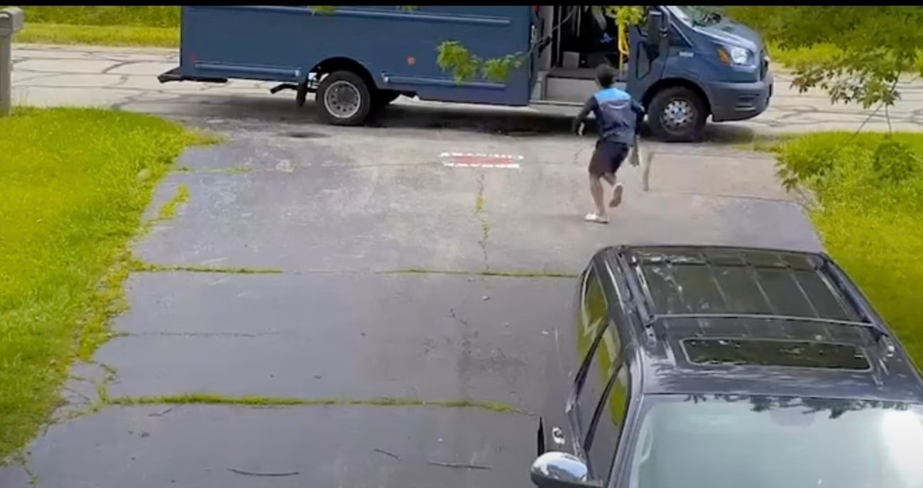 Кур'єр щодуху втікав від чихуахуа Кур'єр щодуху втікав від чихуахуа