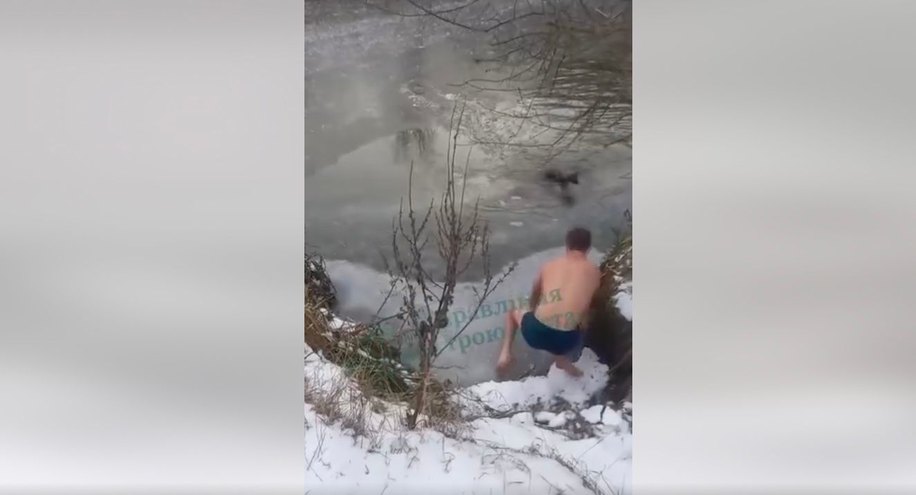 Мужчина прыгнул в ледяную воду, чтобы спасти собачку