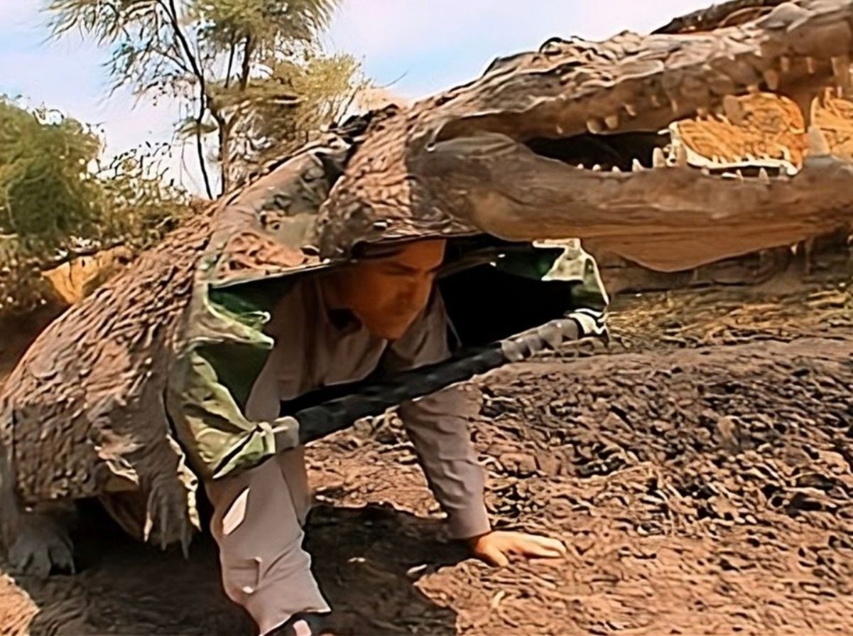 Зоолог переодягся у крокодила і заліз до інших у лігво Зоолог переодягся у крокодила і заліз до інших у лігво