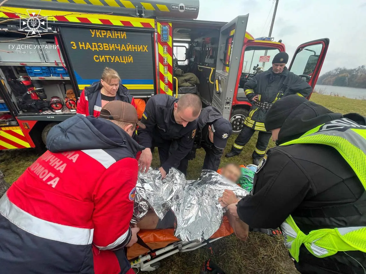Власника собаки також витягли із водойми та передали лікарям
