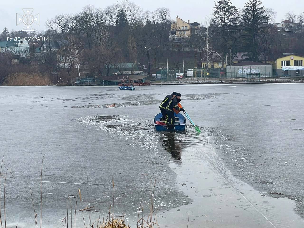 Винничанин нырнул в ледяную реку, чтобы спасти свою собаку