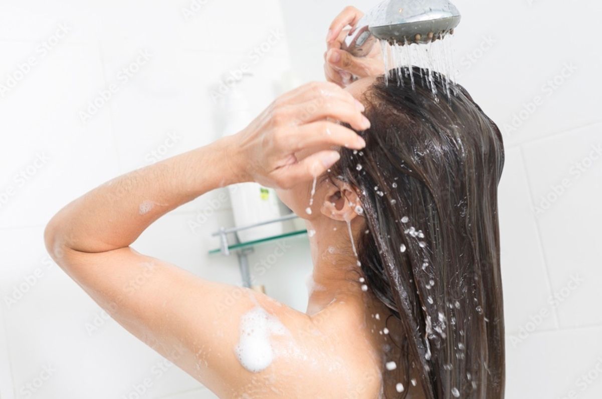 Жінка знайшла загадкове "чудовисько" у своєму волоссі Жінка знайшла загадкове "чудовисько" у своєму волоссі