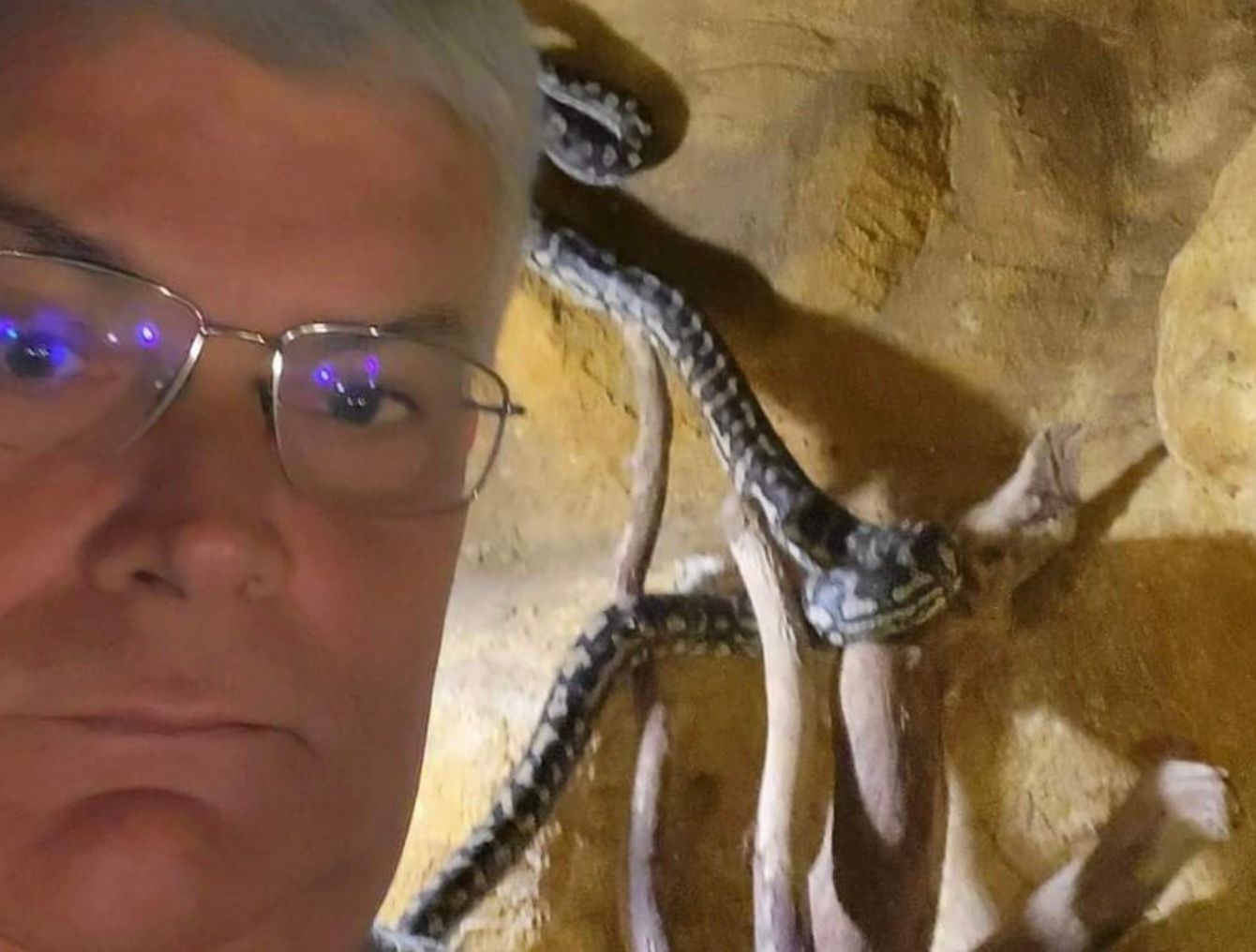 Ігор Біляков біля пітона, якого знайшли у центрі Одеси Ігор Біляков біля пітона, якого знайшли у центрі Одеси